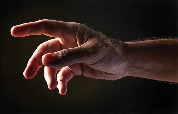 画人难画手,这位爱挑战的超写实画家,把手画出真实的肉感