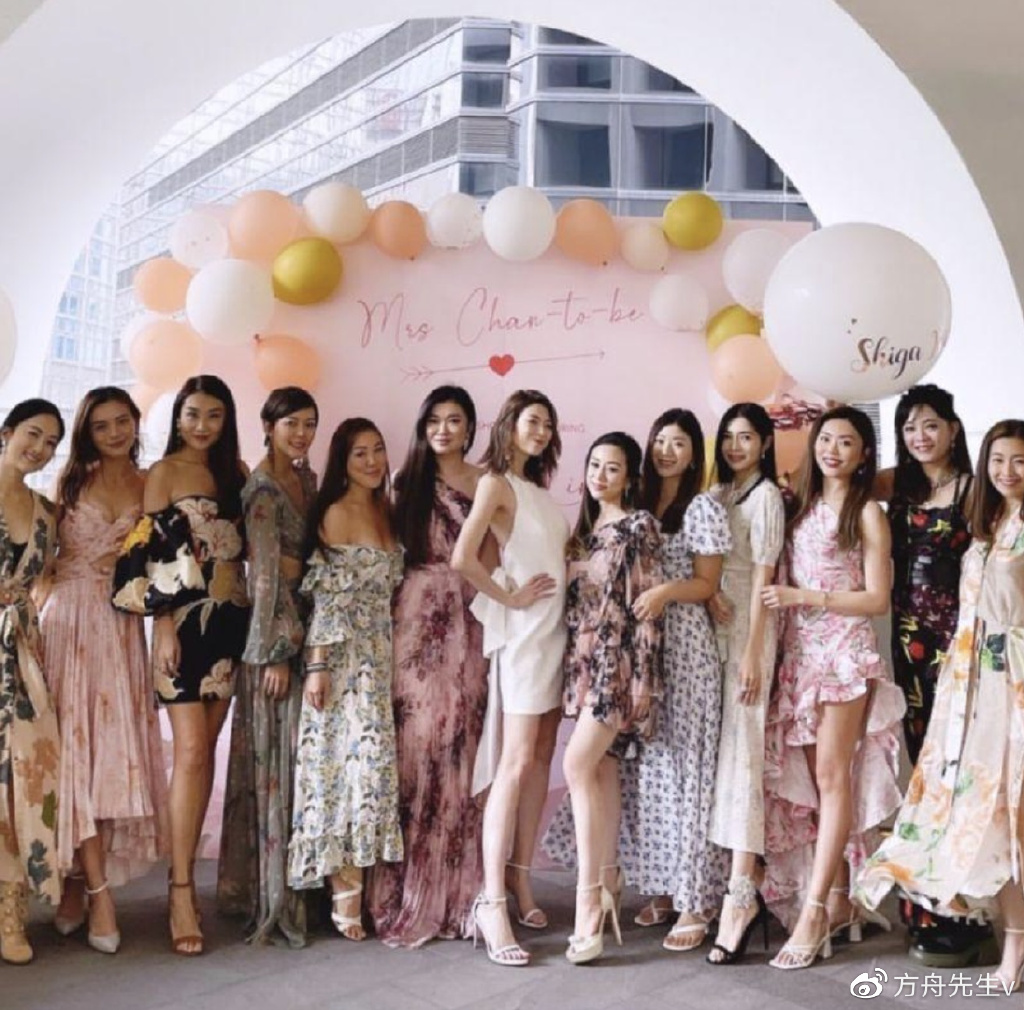 连诗雅陈家乐晒过大礼，金银首饰堆满地超豪气，女方有20多位前任
