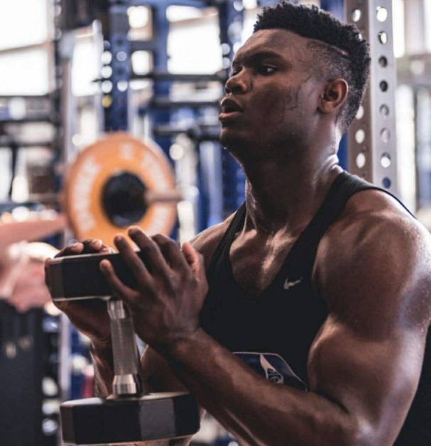 nba球星肌肉够强了但跟橄榄球这群怪物比都是弟弟