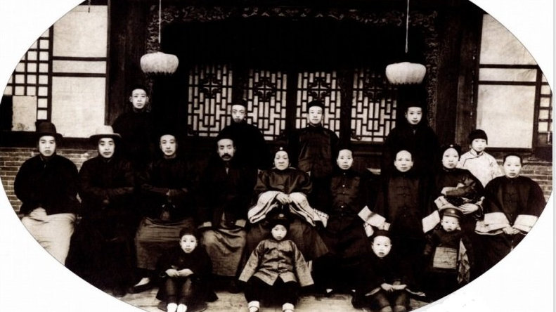 老照片：民国初年大家庭合影，都是富裕人家，穿衣很讲究|民国|大家庭|合影_新浪新闻