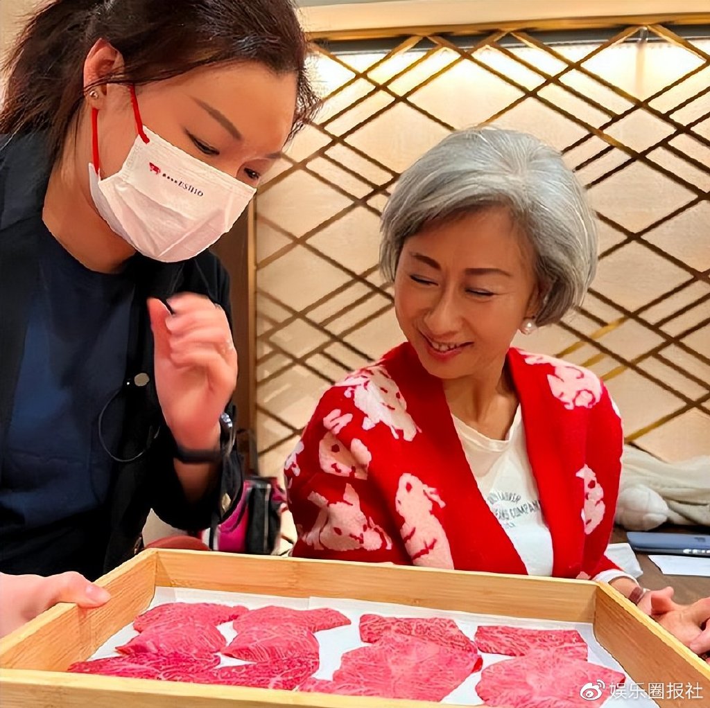 此次林德信过生日,叶倩文这个继母也特意给他准备了一束非常漂亮的