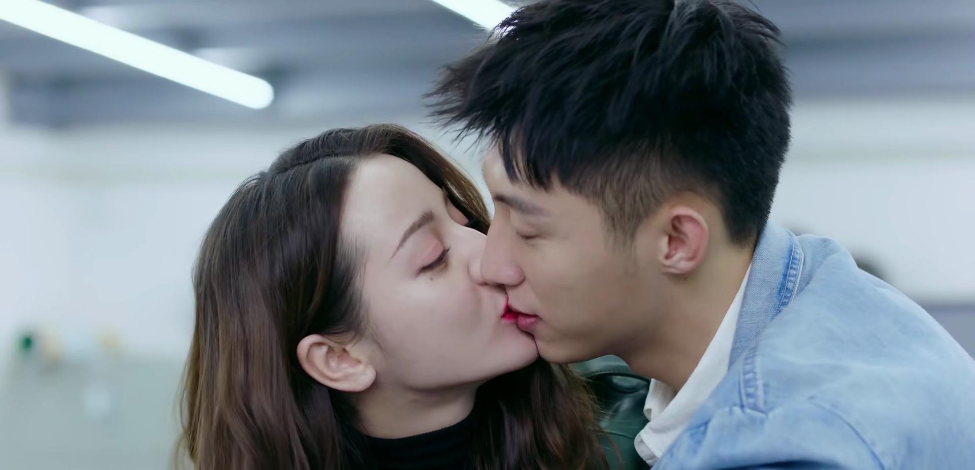 《幸福触手可及》周放献吻宋凛,两人确立情侣关系,眼神杀太撩了