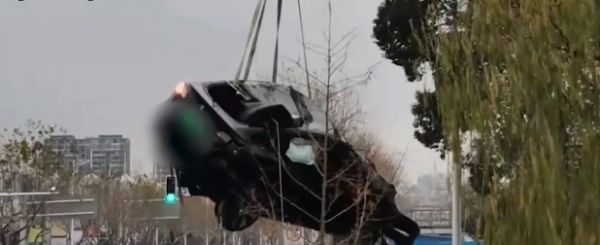 江苏一特斯拉突然冲撞桥护栏后坠河！警方通报，驾驶员已死亡，其妻仍在抢救中休闲区蓝鸢梦想 - Www.slyday.coM