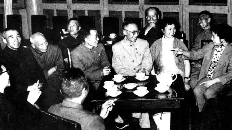溥仪的晚年生活:1962年与护士李淑贤结婚,1967年在惶恐不安中去世|宣统|溥杰|专员|末代皇帝|文史_新浪新闻