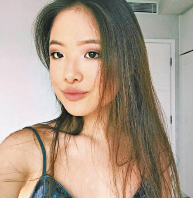 及牛仔裤,虽然戴了口罩,却散发一身艺术气质,眼睛与妈妈罗美薇最神似