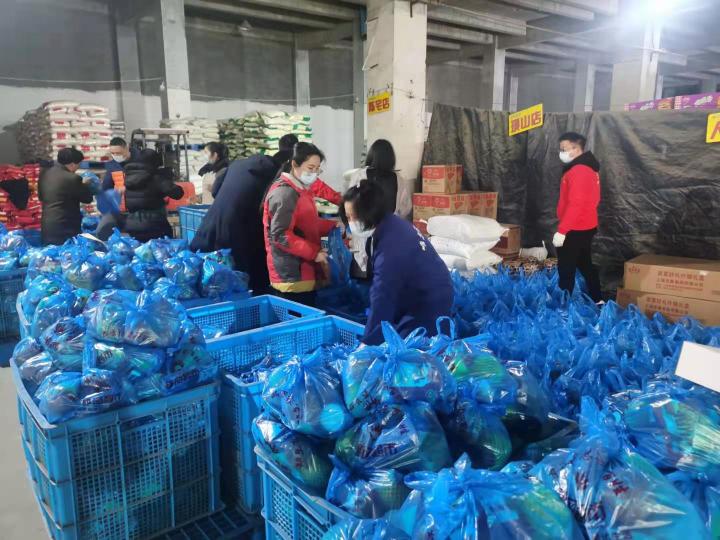 在诸暨的“杭州客人们”年过得好吗？爱心包里什么都有，还有这样一群人陪着他们休闲区蓝鸢梦想 - Www.slyday.coM