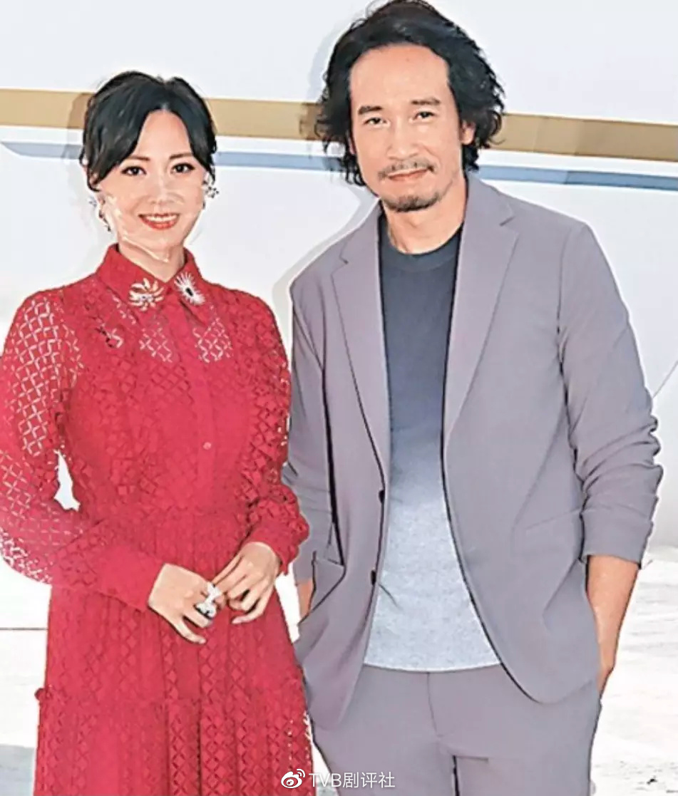 TVB巡礼大合照显地位,视后谷胸上阵劲抢眼,周嘉洛成剧王