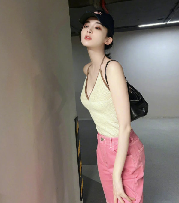 古力娜扎近况曝光,纤瘦直角肩抢镜,身材完美气质出众|徐开骋|直角