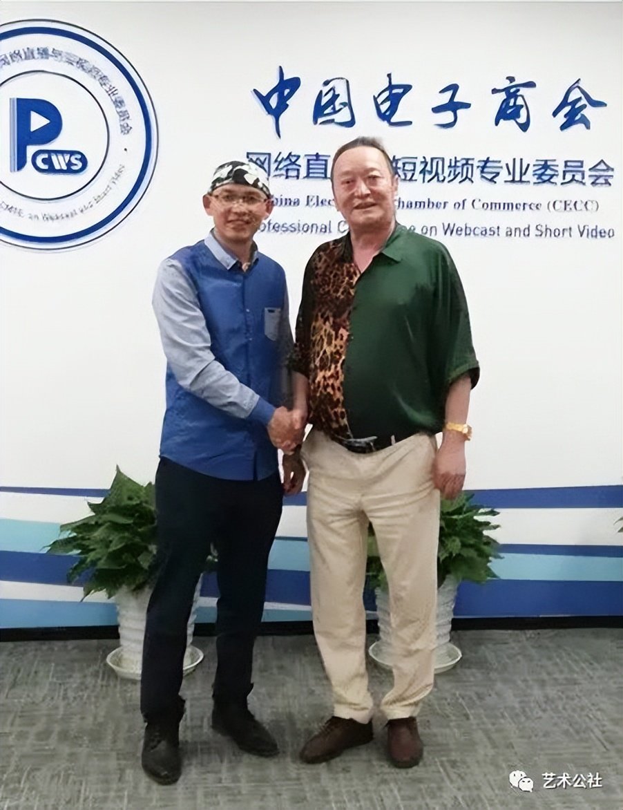 画家韦艺和张金右合影画家韦艺和爱新觉罗恒剑合影画家韦艺和张肇达