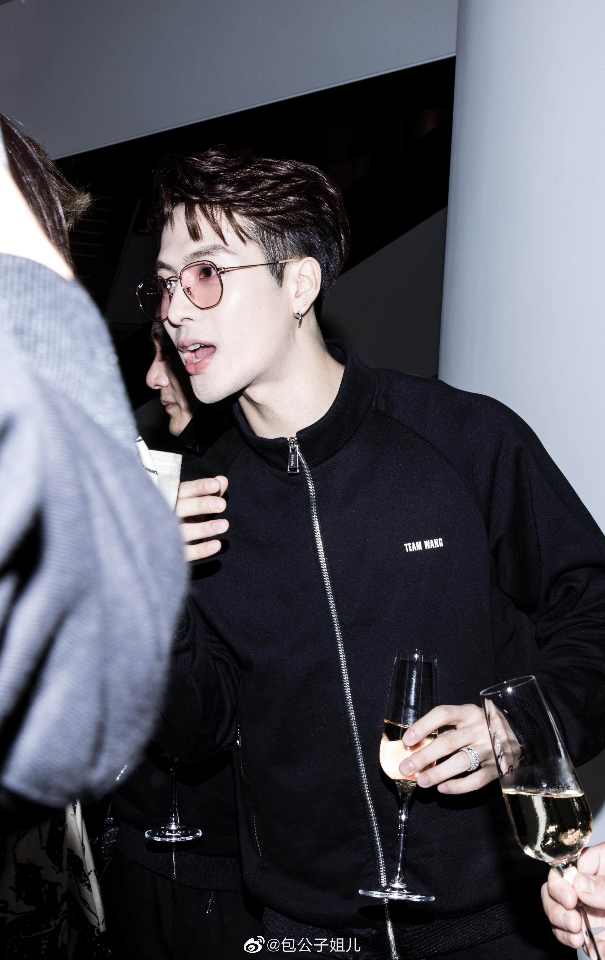 今晚的微博是 的 team wang pop-up store 明日正式opening 大家