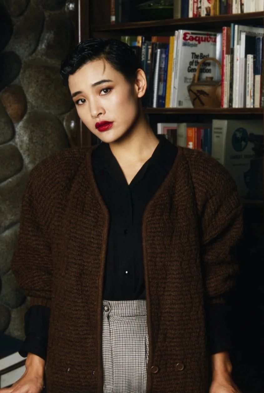 陈冲身材暴瘦太男相狐狸眼配浓妆显魅惑瘦到脸部颧骨突兀