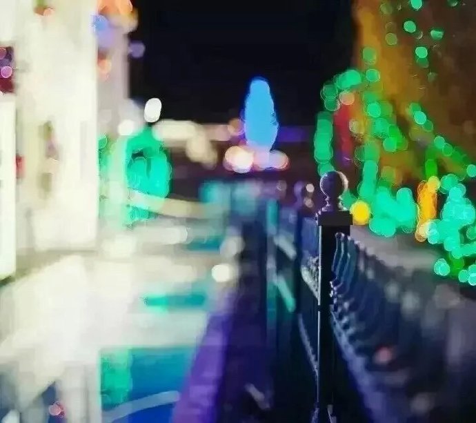 近视的人眼中的世界。图源网络,侵删。