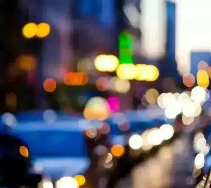 近视的人眼中的世界。图源网络,侵删。