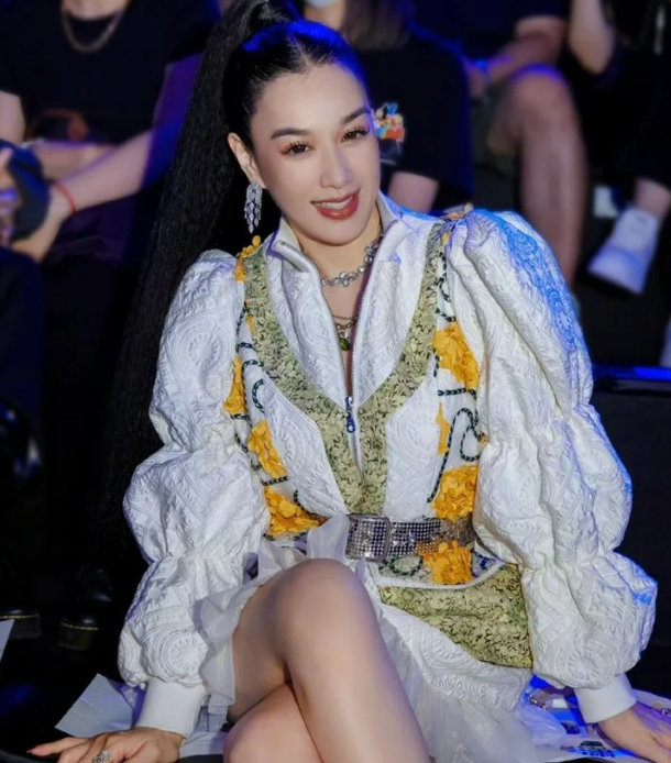 52岁钟丽缇近况曝光,现身小县城商演,网友感叹:女神从神坛掉落|神坛