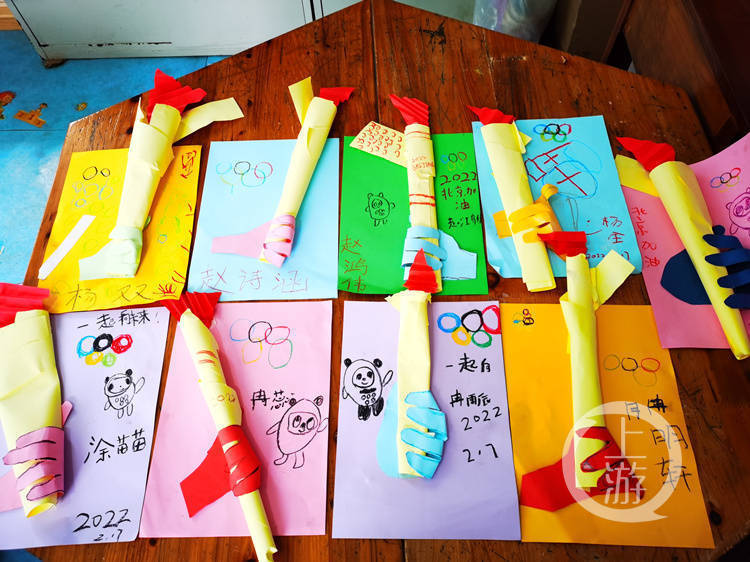 学校全科教师涂娅告诉上游新闻记者,由于学校一直缺乏卡纸,彩泥等材料