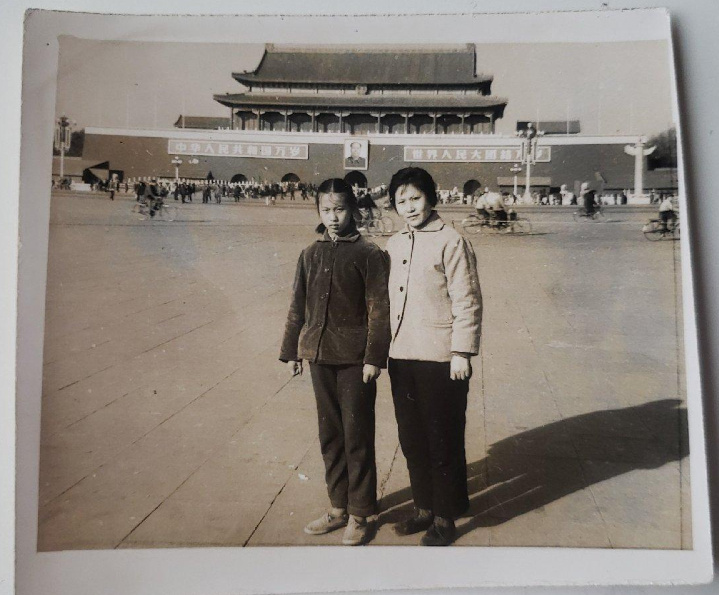 五六十年代老照片:他们怀着激动的心情在天安门前合影留念|天安门|天安门城楼|合影_新浪新闻