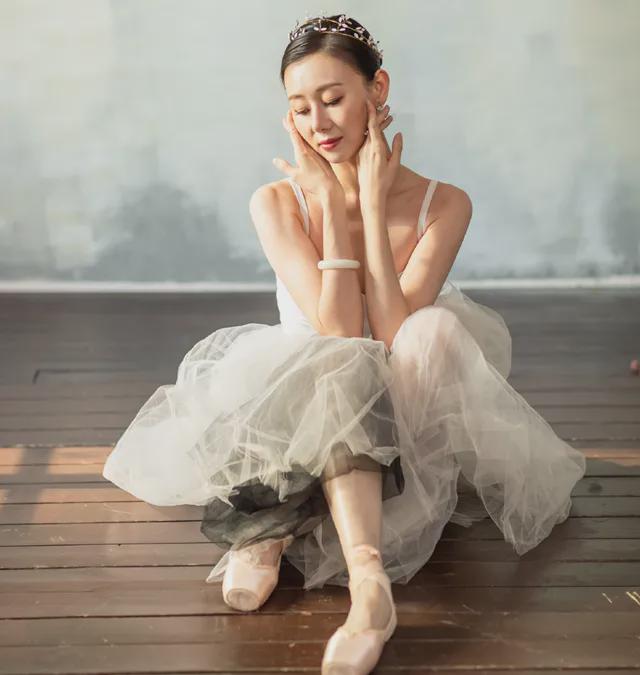 最近范志毅火得一塌糊涂他的妻子有多美一组芭蕾舞照揭开真相