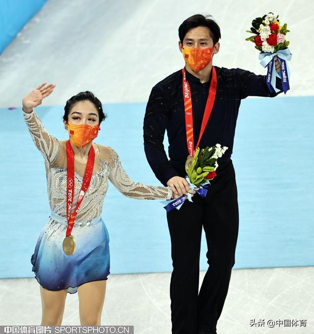 「精彩图集」双人滑颁奖仪式 隋文静/韩聪互挂金牌休闲区蓝鸢梦想 - Www.slyday.coM