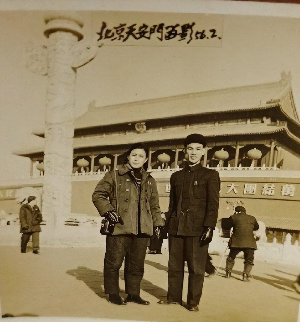 五六十年代老照片:他们怀着激动的心情在天安门前合影留念|天安门|天安门城楼|合影_新浪新闻