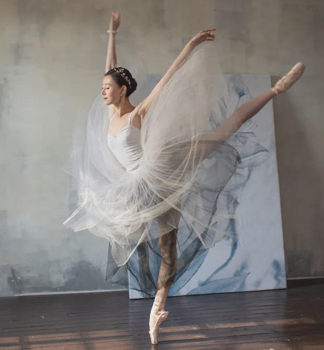 叫张梦瑾,颜值与身材都是很好的,在网络上,一组她去年晒的芭蕾舞照