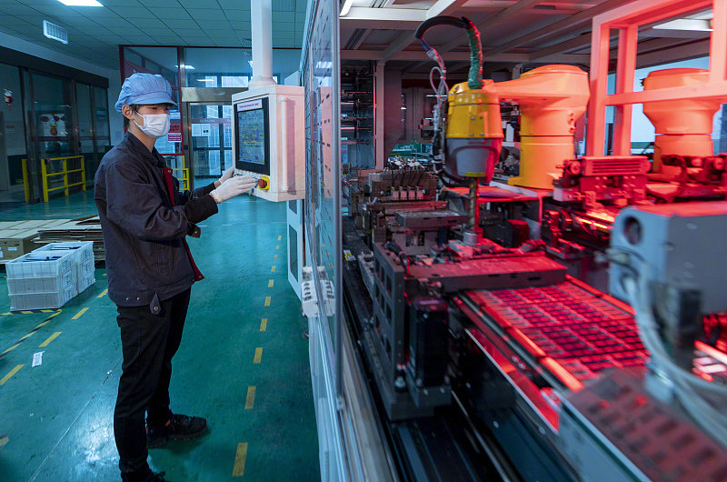 主要卖金刚线切片机,用来将硅条切成硅片