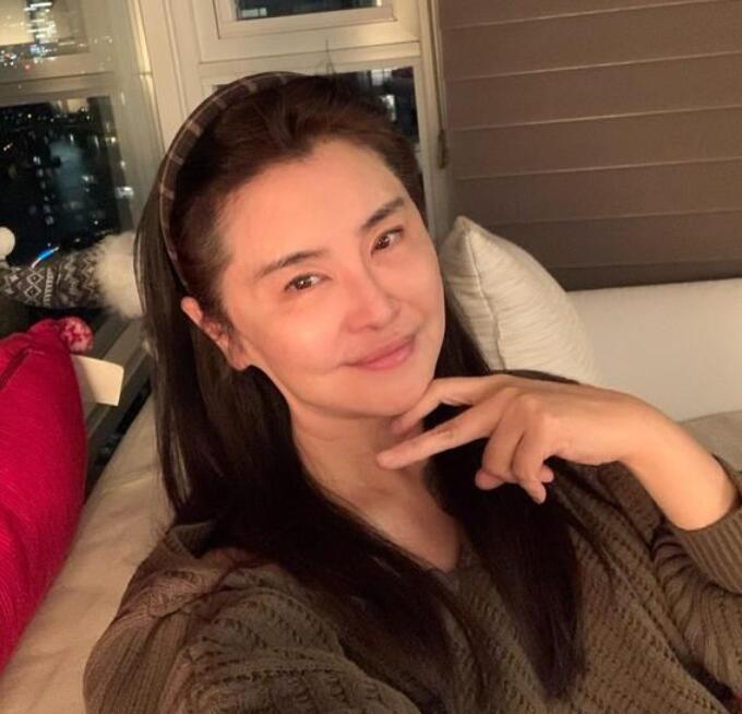 55岁王祖贤近照曝光,素颜下颜值大变,网友:让人认不出