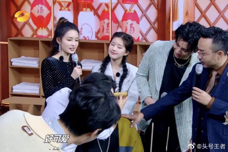 李沁和赵露思在《天天向上》表演