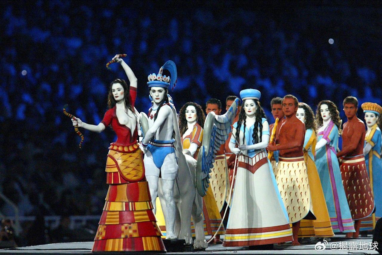 2004雅典奥运会开幕式,演员们打扮成古希腊历史上文物的样子