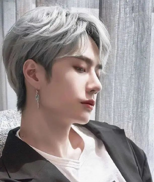 的造型中还是有很多染发的造型,真的是有一种惊艳叫做王一博染头发