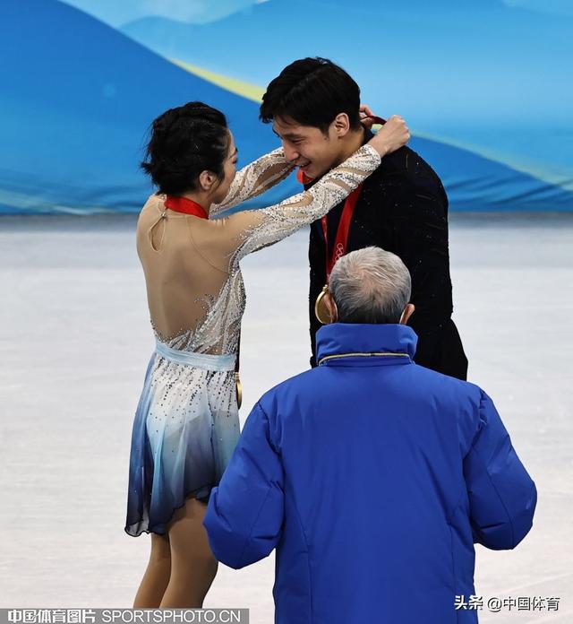 「精彩图集」双人滑颁奖仪式 隋文静/韩聪互挂金牌休闲区蓝鸢梦想 - Www.slyday.coM