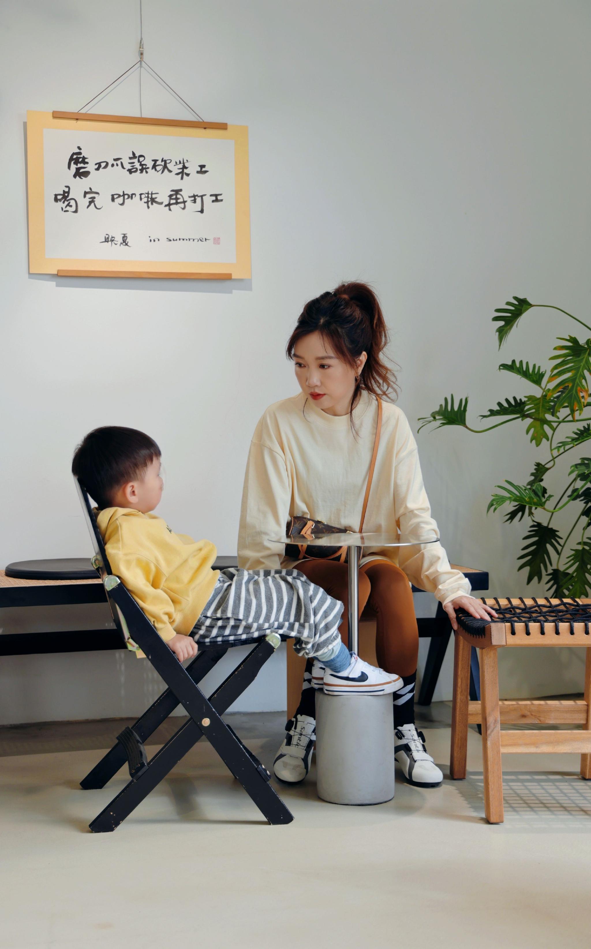疯狂周末的4个瞬间 1二胎家庭的日常:严密监视妈妈分蛋糕……__财经头条