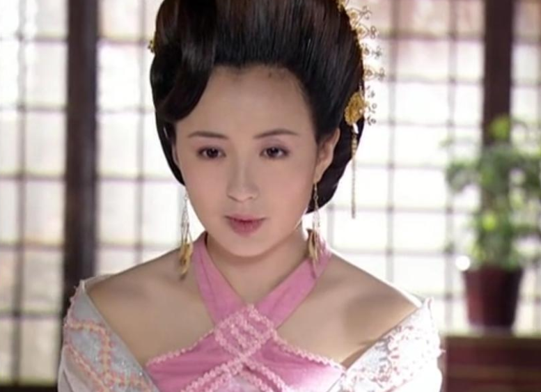 02杨童舒饰演"徐盈盈"而贾静雯在《至尊红颜》中最惊艳的扮相,当属她