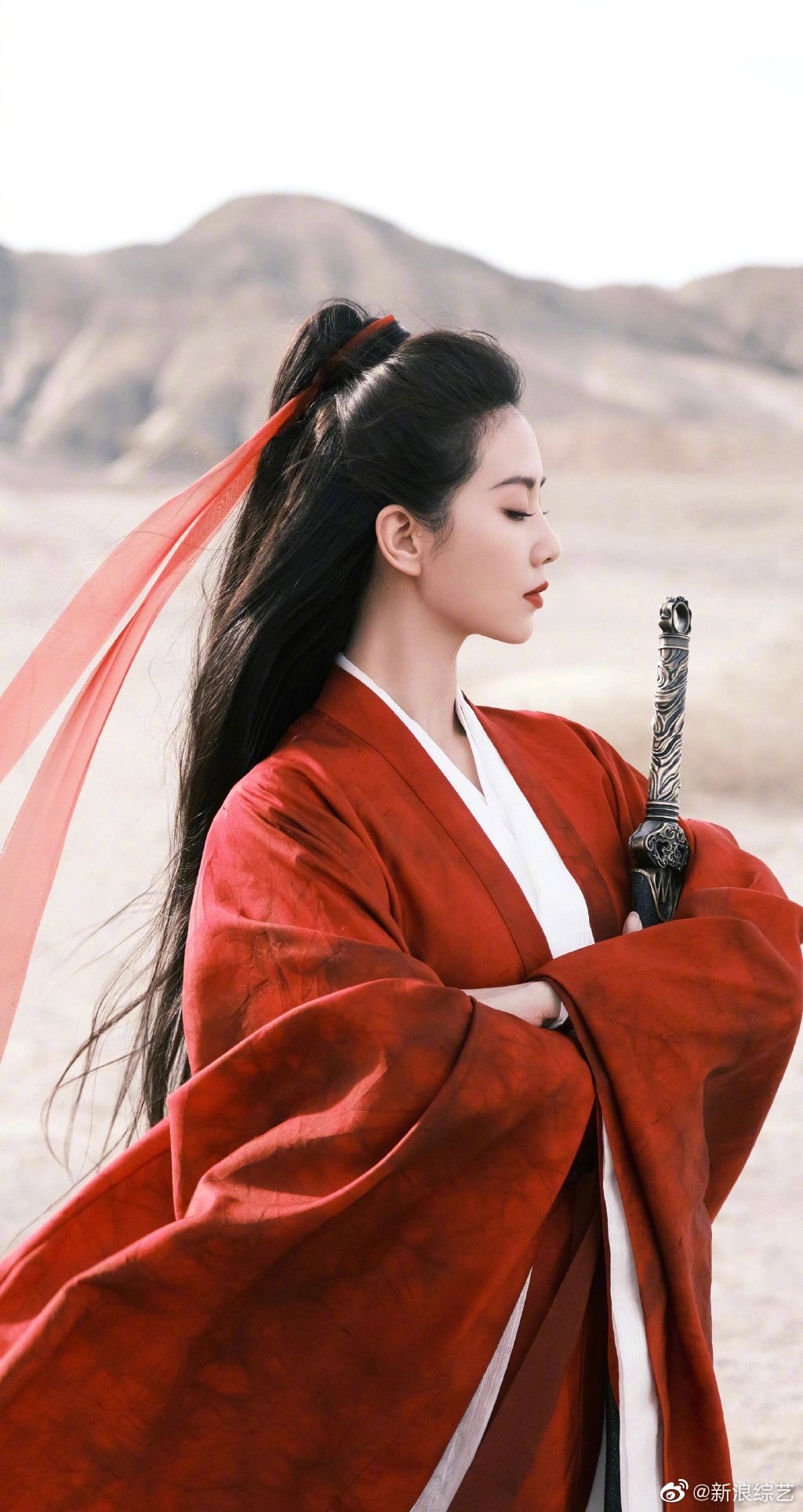 刘诗诗新剧释出预告,@刘诗诗 一袭红衣侠女装扮亮相,姐姐好飒!
