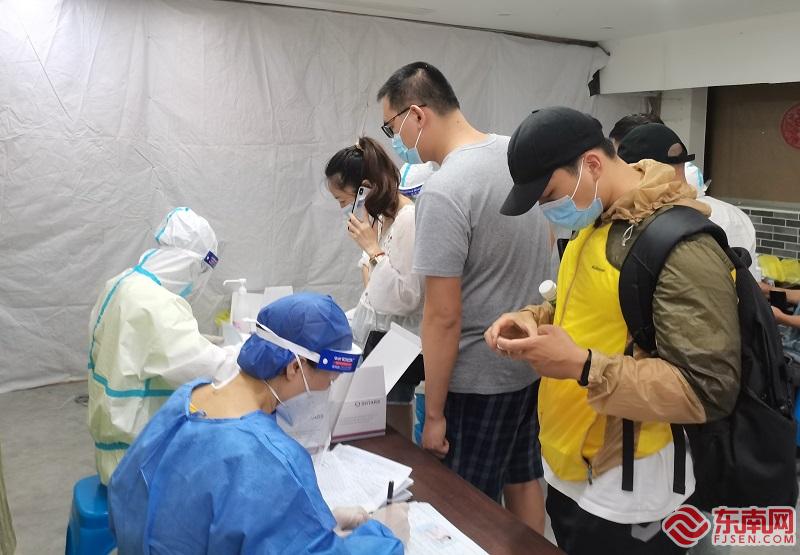 福州主城区共24个核酸检测临时采样点市民有序参与检测