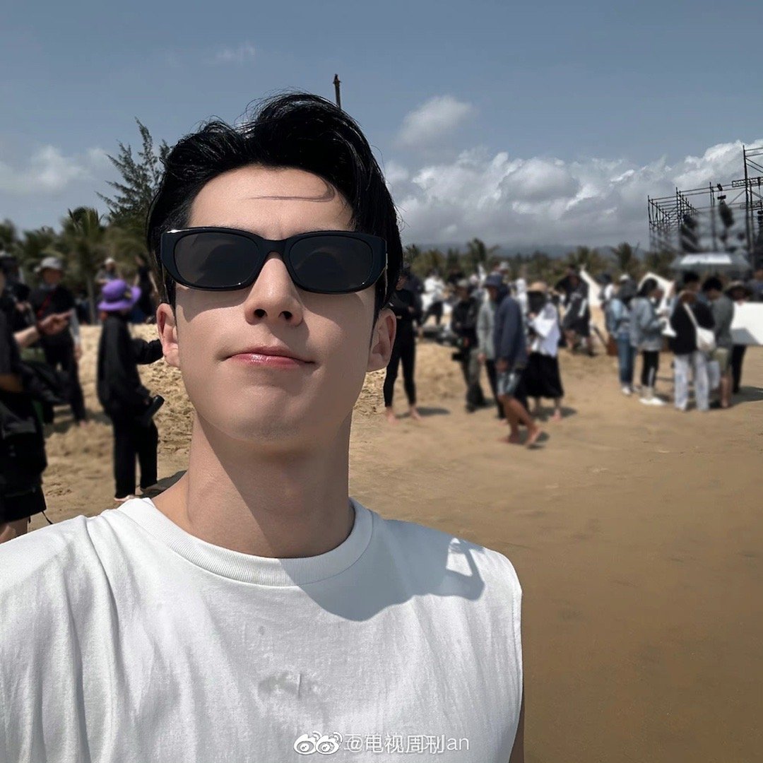 王鹤棣分享三亚海边随拍,在线问三亚有什么好吃的……_高清图集_新浪