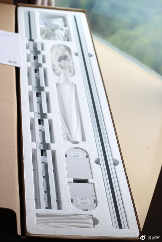 首先来看看产品包装盒,设计的像个手提箱子精致而紧凑.