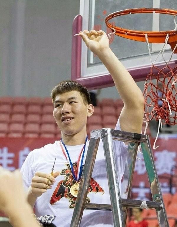 老球迷:"铁牛"张鸿林为什么不打职业篮球?