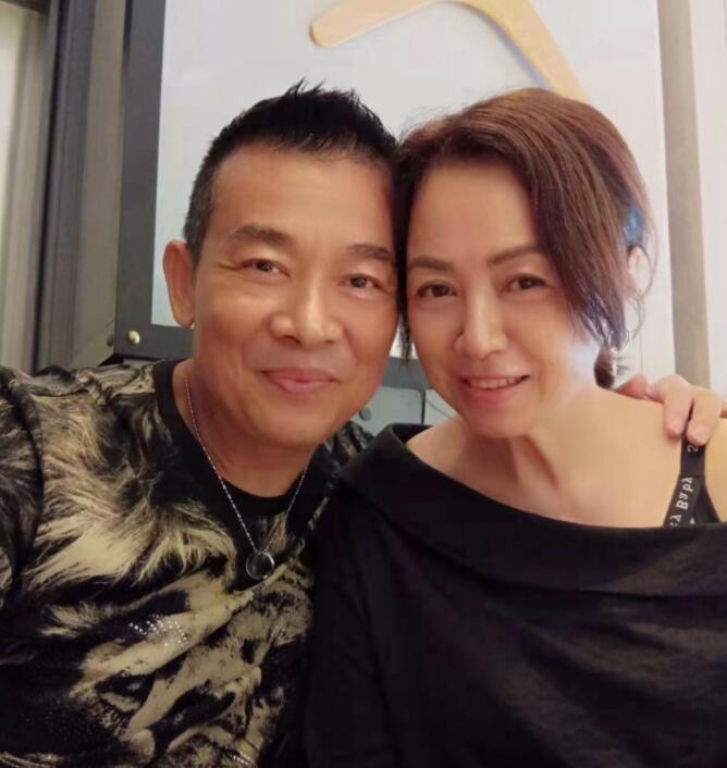 58岁唐丽球与61岁吴毅将罕现身,夫妻俩结婚20年,恩爱如初|吴毅将|结婚