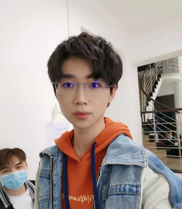 有耳闻,他的头像此前也换成了黑色,还在朋友圈发文说宁为玉碎不为瓦全