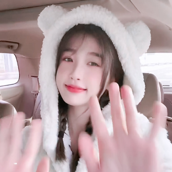 虞书欣今日造型白色毛绒带小熊耳朵外套扎双马尾麻花辫