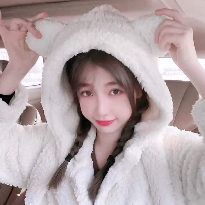 虞书欣今日造型白色毛绒带小熊耳朵外套扎双马尾麻花辫