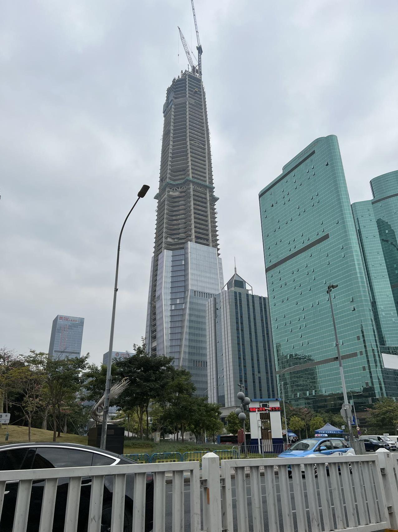 “空中造楼机”4天建一层!深圳在建最高楼城脉金融中心主体结构封顶|建筑|项目|金融中心_新浪新闻