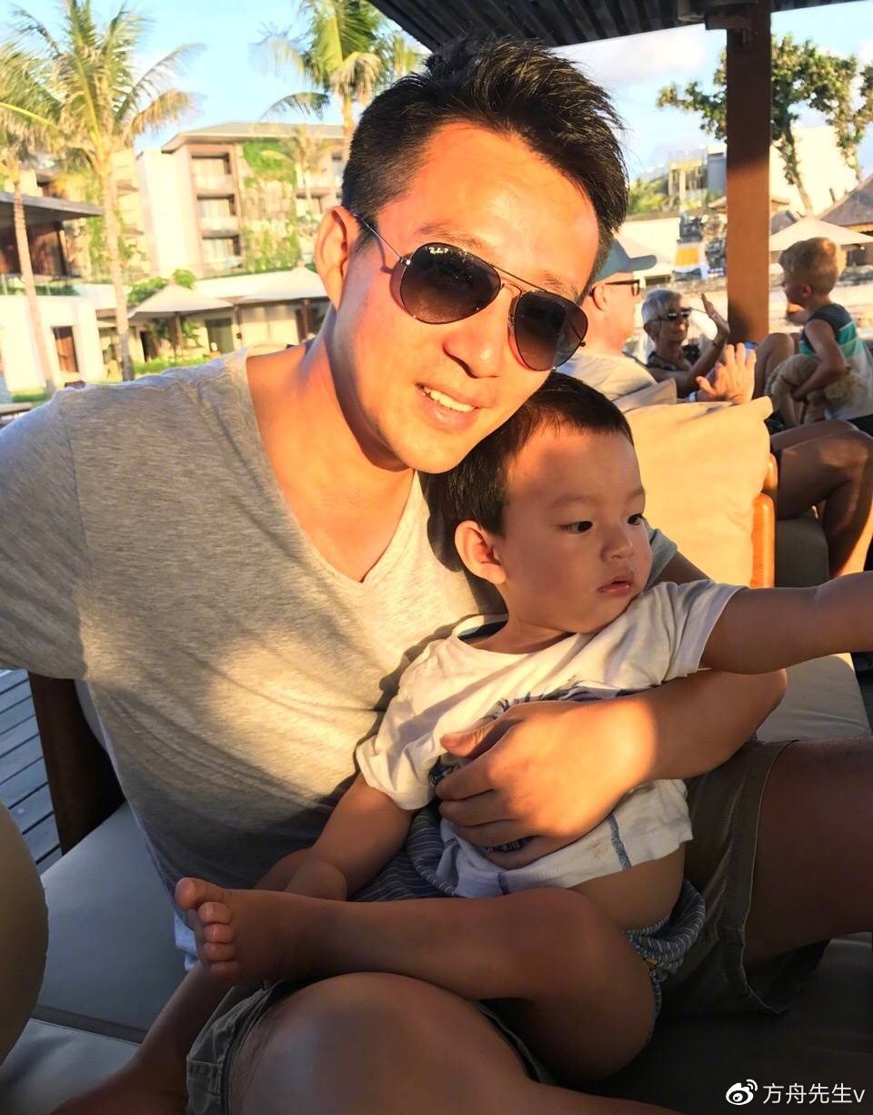 汪小菲再次返台为7岁儿子庆生,父子亲密搭肩,点帝王蟹毫不吝啬__财经