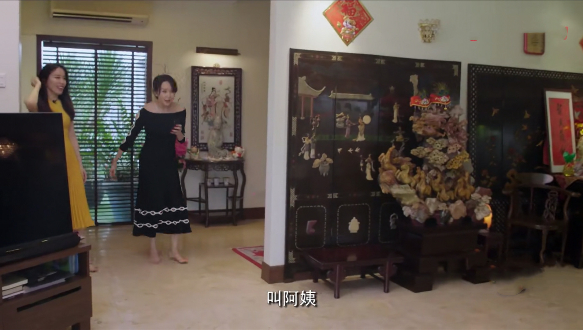 嫁贵族住"城堡",女星胡静最不缺的就是豪宅,开挂人生让人羡慕