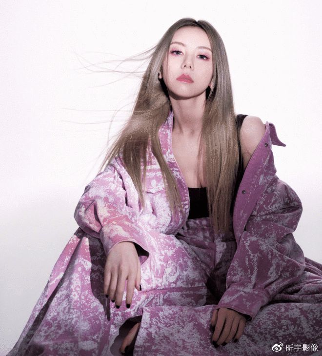 文书显示,原告蜂鸟音乐诉称,2016年4月,灿星公司计划邀请原告旗下艺人