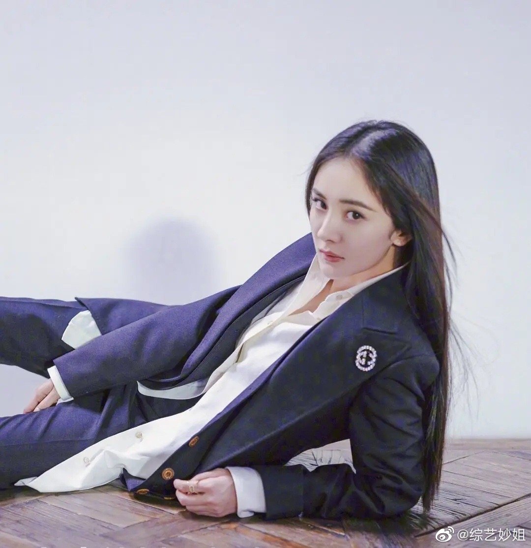 杨幂西装小合集,幂姐真的是可盐可甜