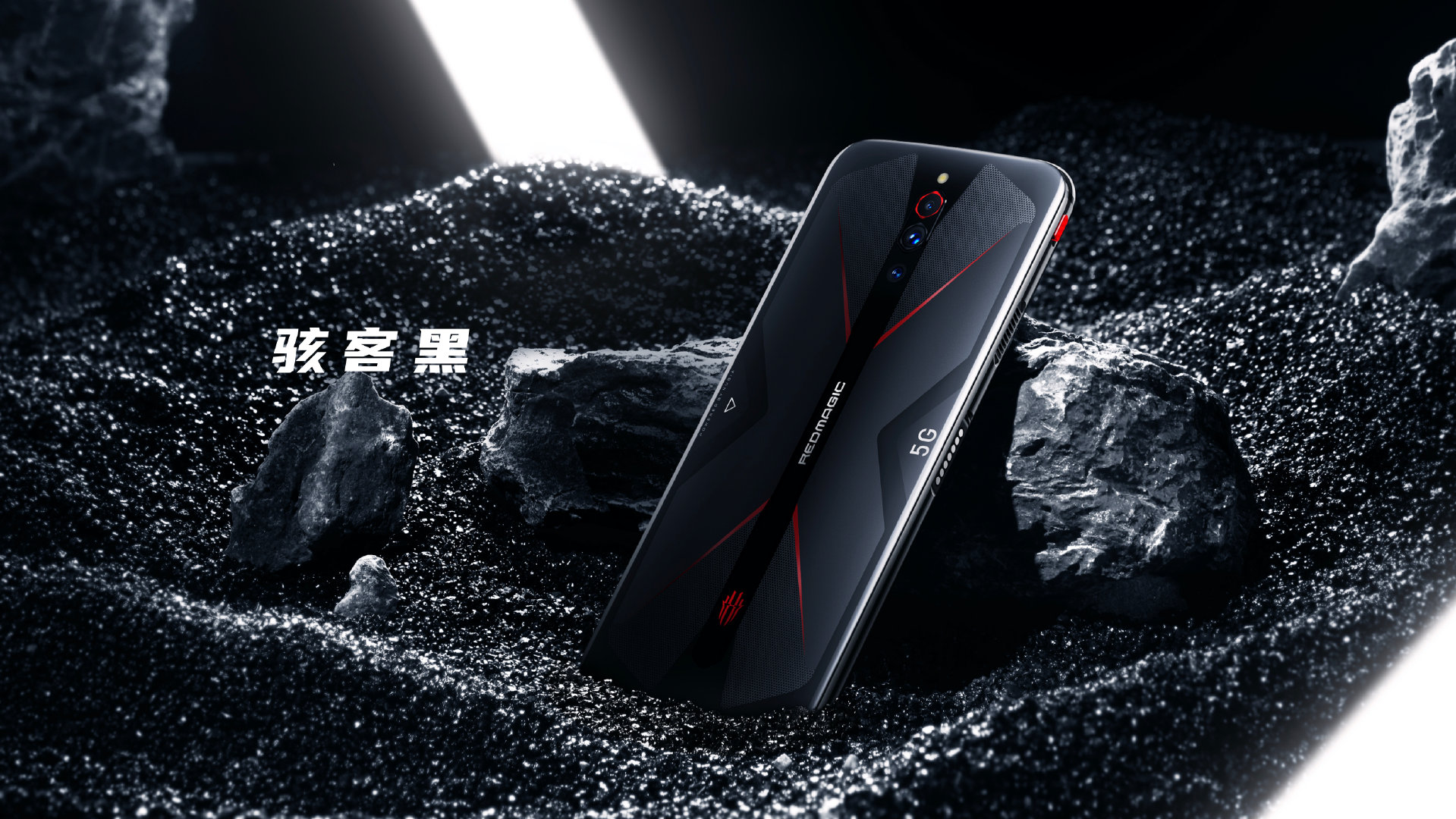 今晚在 游戏手机发布会刚枪邀请赛上,跟@倪飞 一起体验了红魔5g