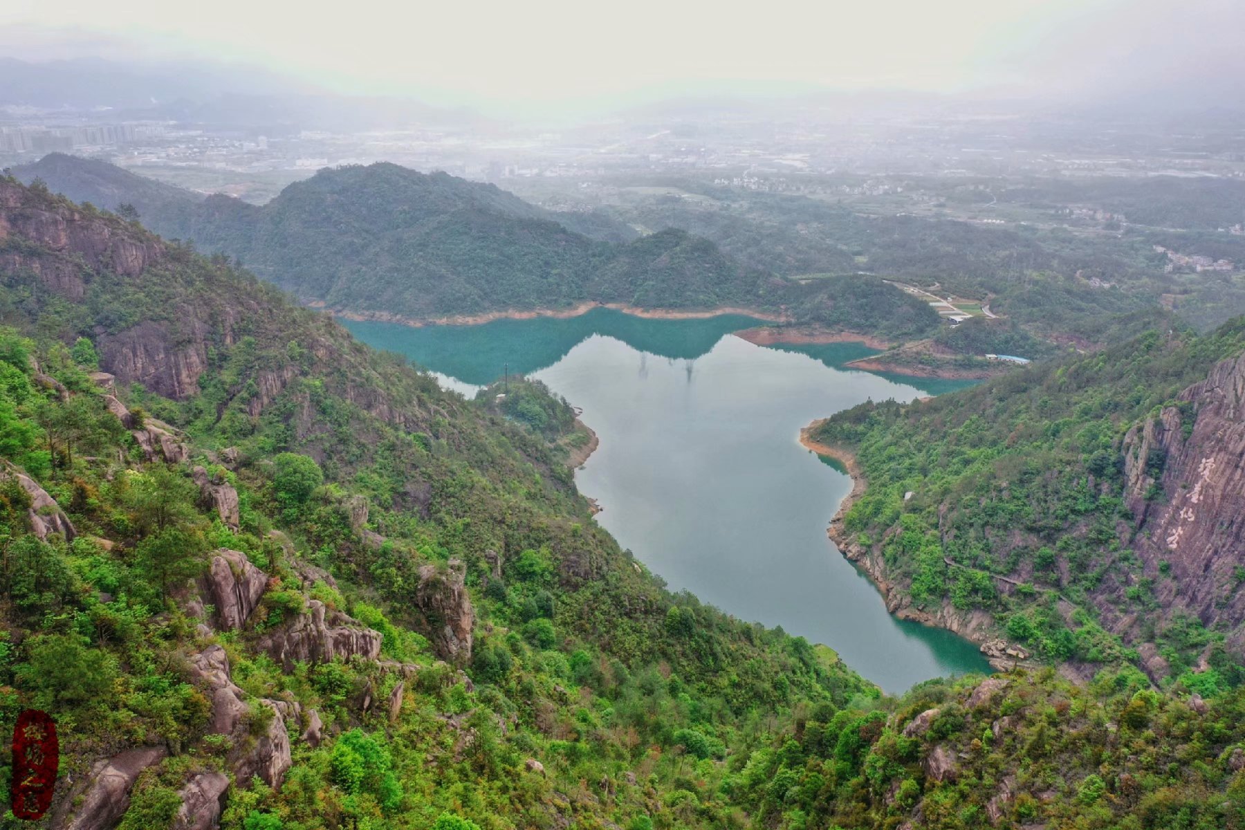 正所谓"山无水不活,水无山不转",八仙湖即是琼台仙谷的精华所在,碧波