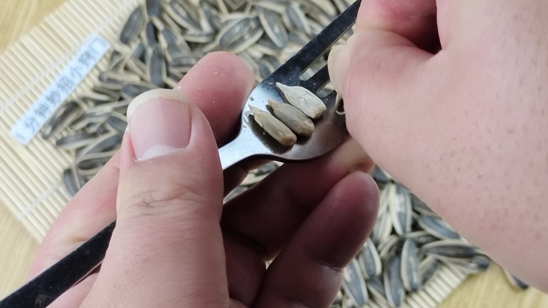 瓜子谁还用手剥只需一个窗帘挂钩分分钟剥一盘不脏嘴不伤手