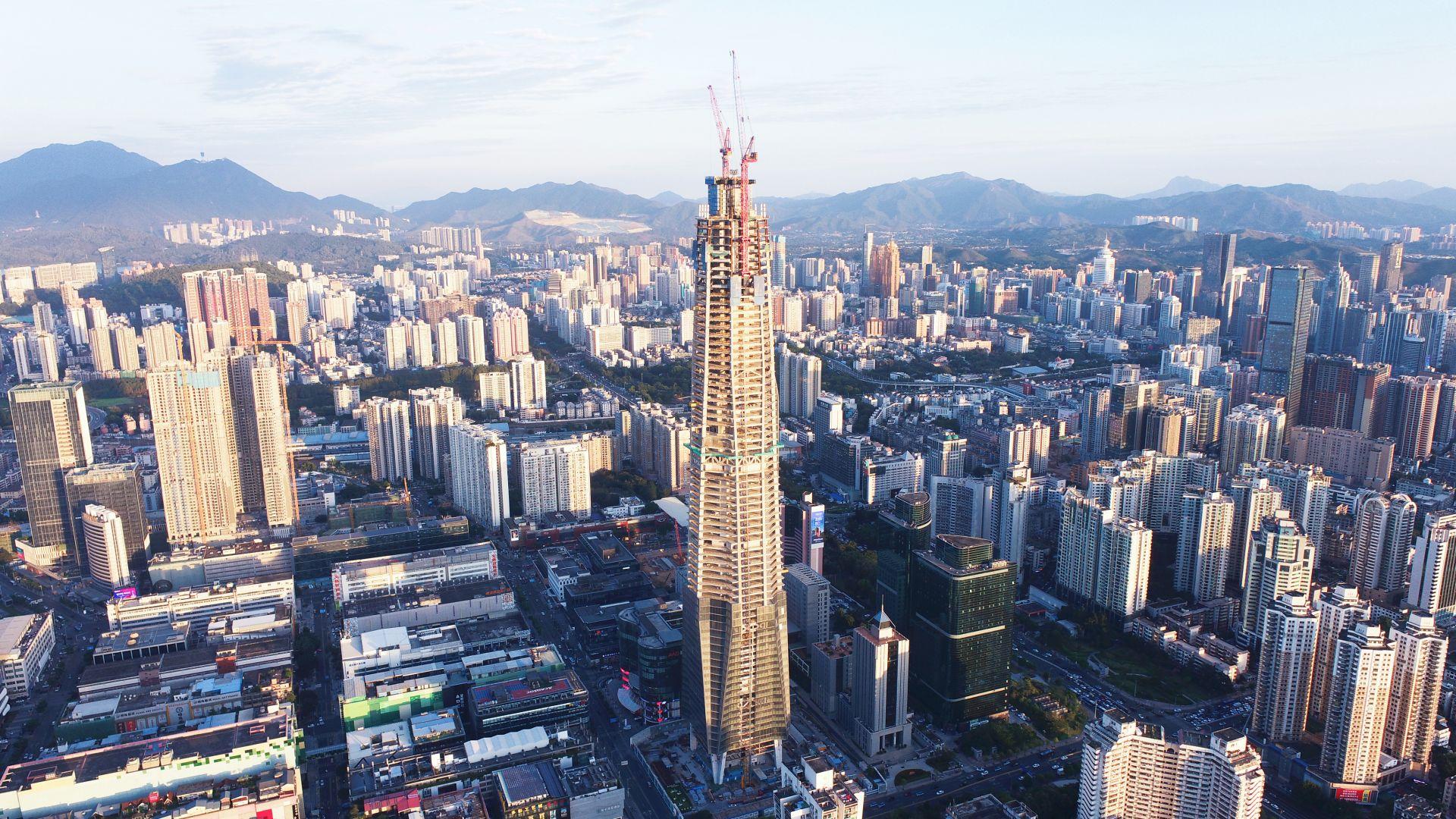 空中造楼机4天建一层深圳在建最高楼城脉金融中心主体结构封顶